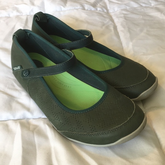 dark green mary jane shoes